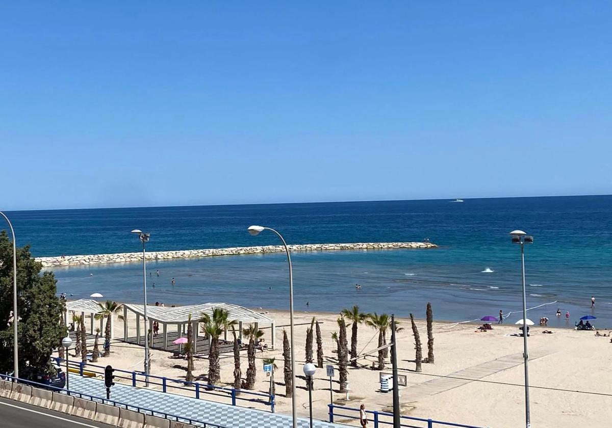 Nuevo espigón de la playa del Postiguet y tramo afectado por las rocas.