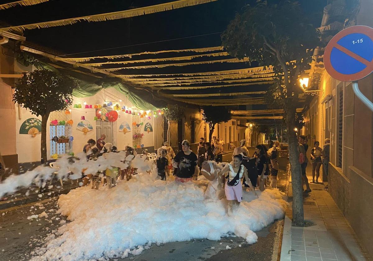 Fiesta de la espuma en un barrio de Alicante