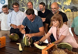 Pablo Ruz realizando el tradicional corte simbólico del melón