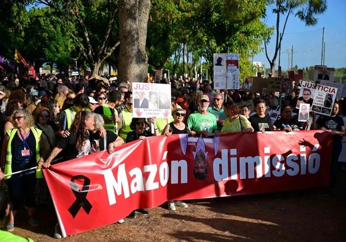 Banner leading the protest in Catarroja. José Jordán / AFP)