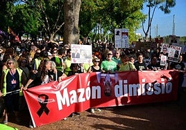 Pancarta cabecera de la manifestación en Catarroja. José Jordán / AFP)