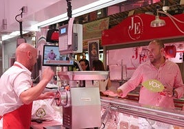 El concejal de Vox Juan Utrera, en los puestos del Mercado Central.