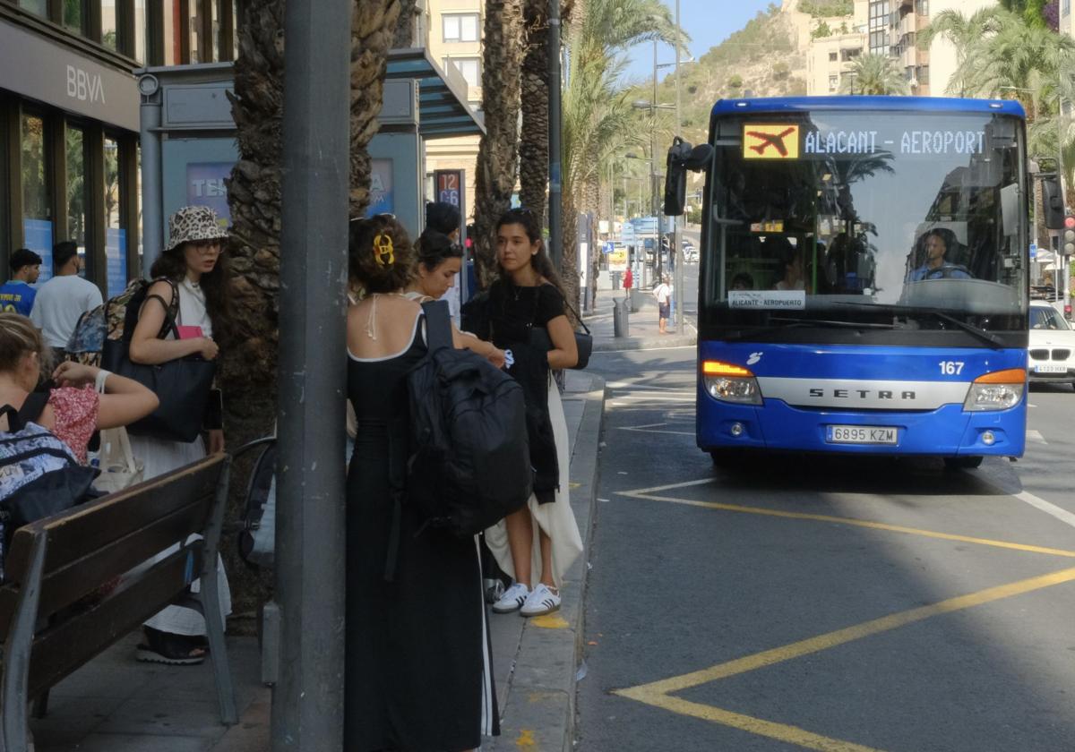 Usuarios en una de las paradas del autobús al aeropuerto.