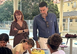 Luis Barcala y Begoña León visitando una escuela.