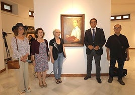 El diputado de Cultura, Juan de Dios Navarro, con la familia del artista, en la exposición.