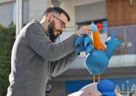 El artista Grego Acebedo durante una plantà.