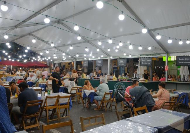 Interior de un mesón-bar durante las pasadas Hogueras.