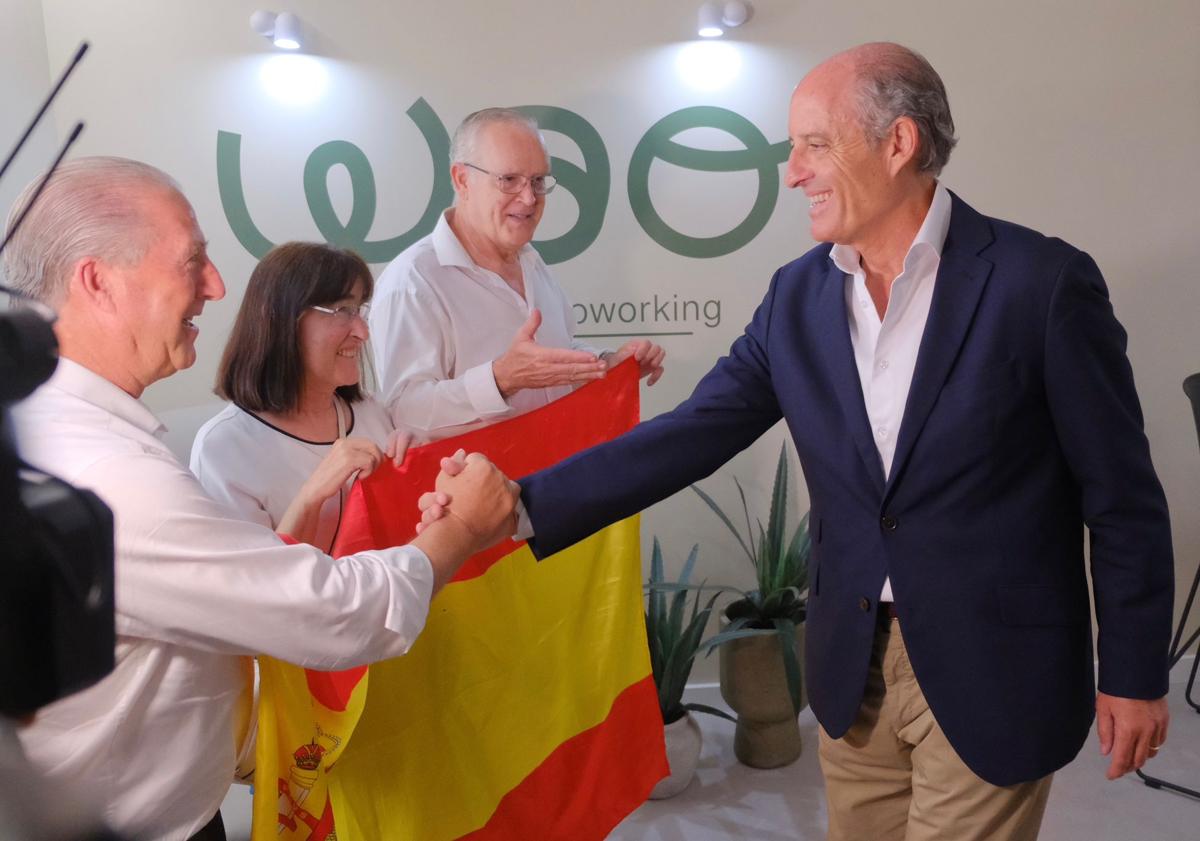 Imagen principal - 1. Camps saluda a la militancia a su llegada al acto de presentación. 2. El equipo del expresident. 3. La directora de campaña Inés Peiró