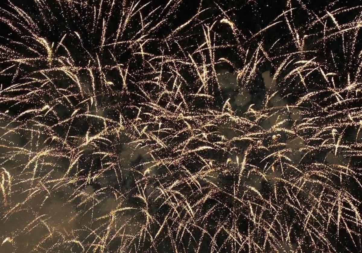 Vertical nocturnal mascletà from last year offered by La Alpujarreña pyrotechnics