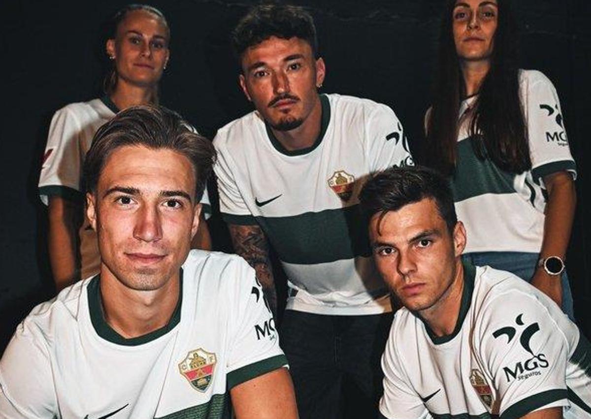 Imagen secundaria 1 - Jugadores presentando la equipación. 