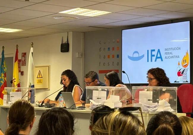 La concejala Cristina Cutanda durante la asamblea de Hogueras.