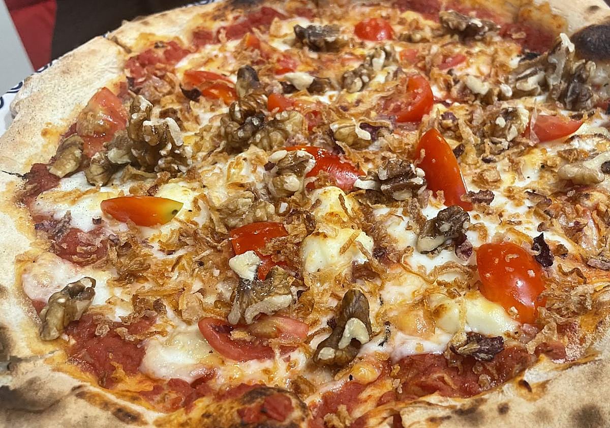 Imagen principal - Pizza caprina, tabla de embutidos italianos y ravioli de rabo de toro.