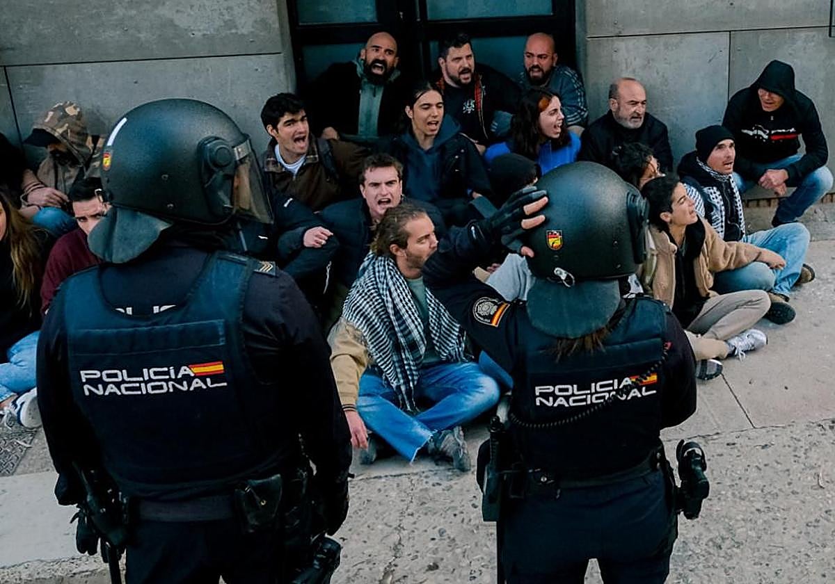 National Police during an eviction, in an archive image.