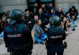 Policía Nacional, durante un desahucio, en imagen de archivo.