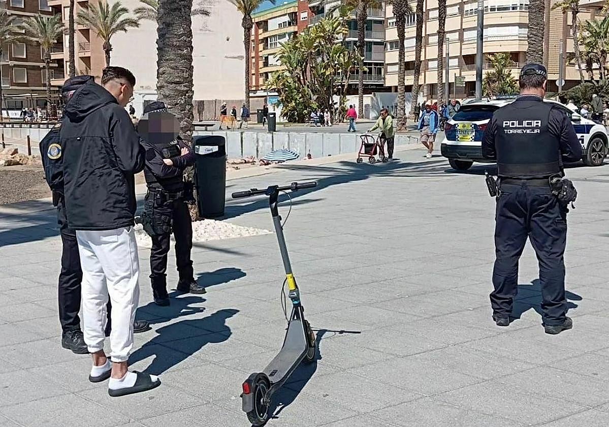 Control de la Policía Local de Torrevieja a un conductor de patinete en el paseo Juan Aparicio.