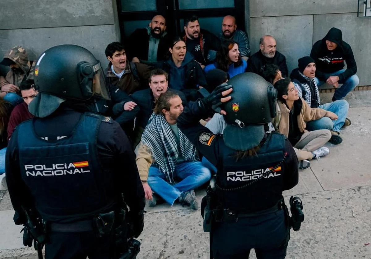 Imagen principal - Más de un centenar de viviendas okupadas en Alicante en los últimos ocho meses