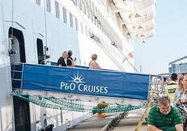 Cruceristas llegando al puerto de Alicante.