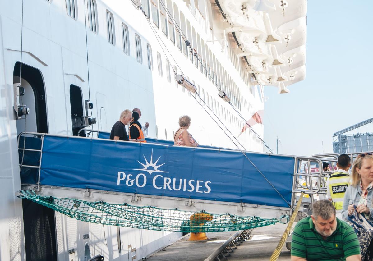 Cruceristas llegando al puerto de Alicante.