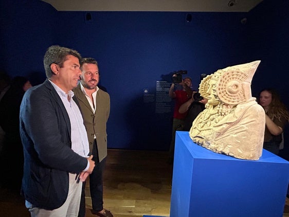 Mazón y Ruz, ante la réplica de la Dama de Elche ubicada en el Palau de Altamira.