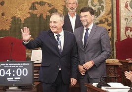 Alemañ, junto al alcalde, en su toma de posesión como nuevo concejal de Alicante, este jueves.