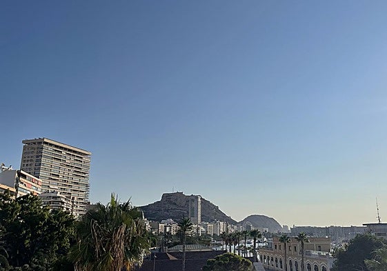 La ciudad de Alicante amanece bajo el sol.