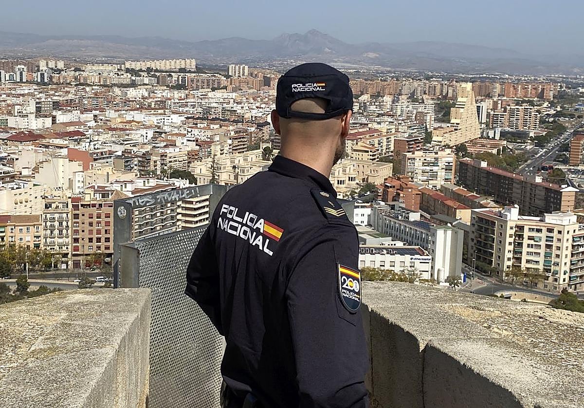 Un agente de la Policía Nacional en el centro de Alicante.