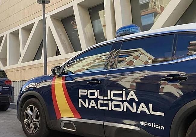 Vehículos de la Policía Nacional en la Comisaría Provincial de Alicante.