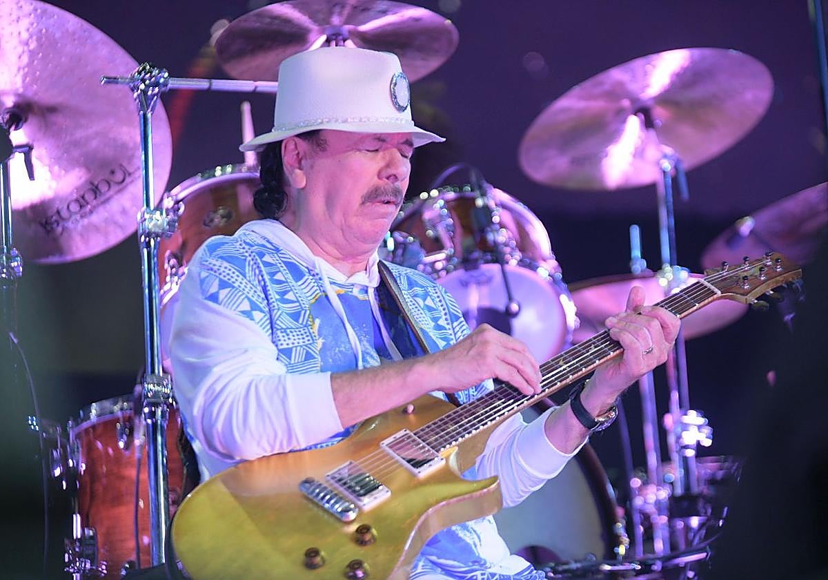 Carlos Santana durante su concierto en la plaza de toros de Murcia este viernes.