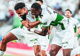 Mourad y Kaba celebran un gol la pasada temporada.