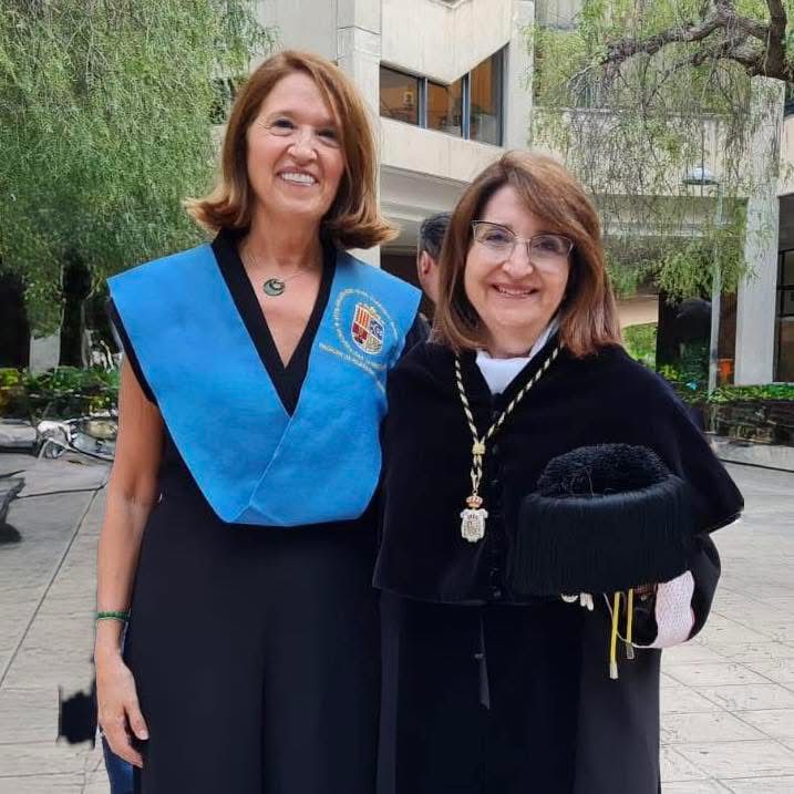 África García y la rectora, Amparo Navarro.