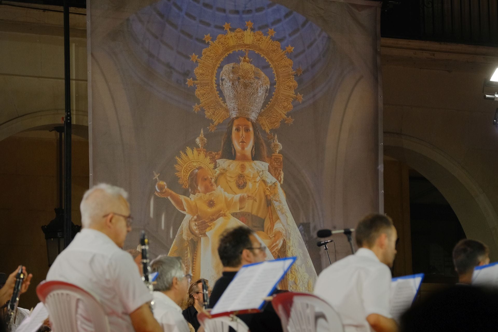 Alicante se emociona con la Alborada a la Virgen del Remedio