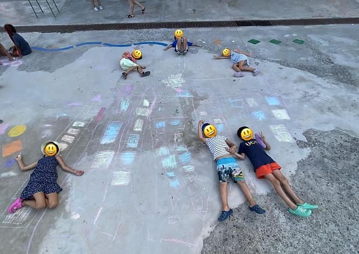 Imagen principal - Los niños juegan durante el campamento