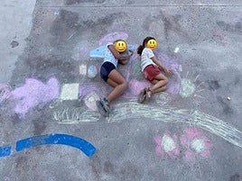 Dos niñas participan en una actividad del campamento