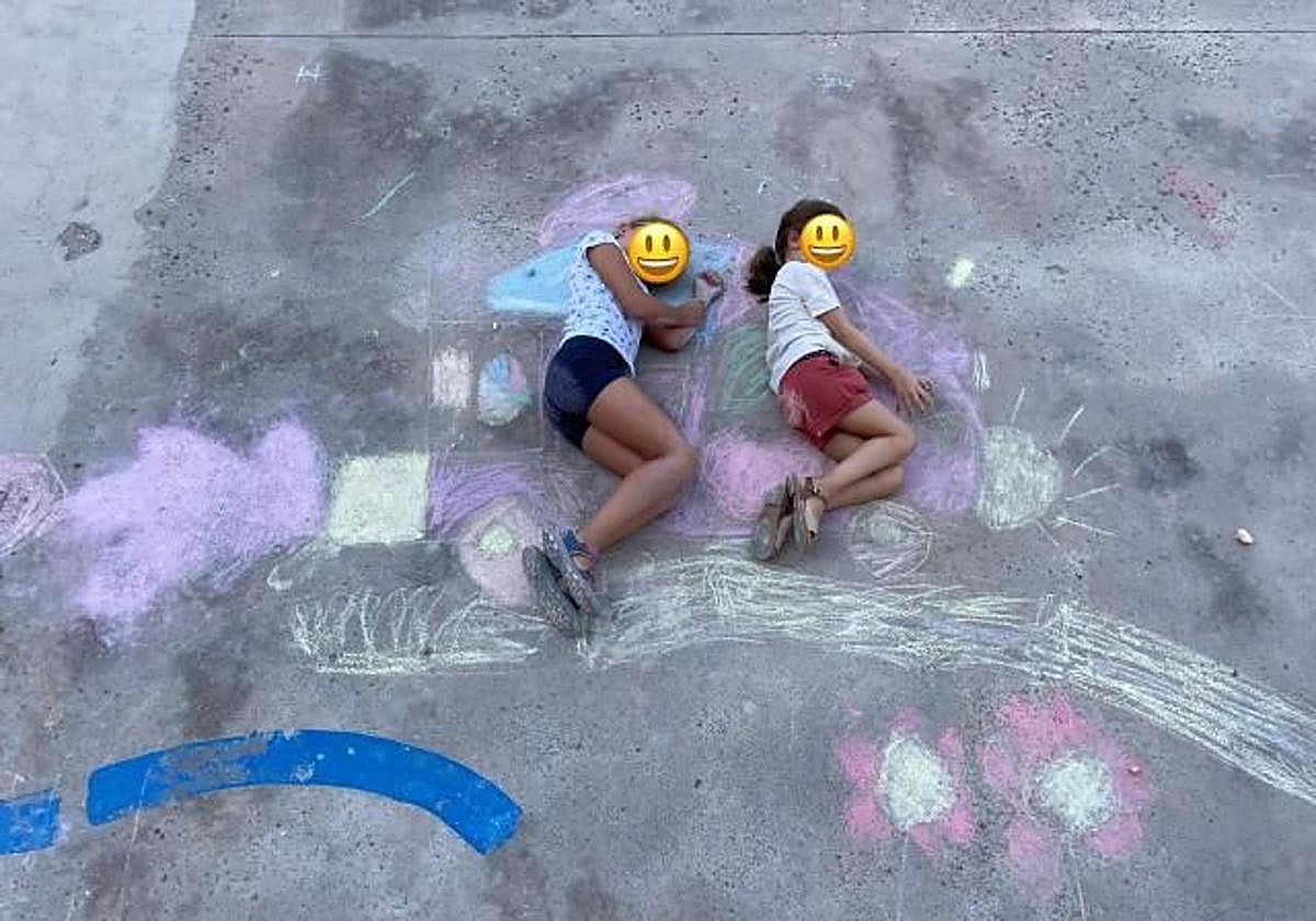 Dos niñas participan en una actividad del campamento