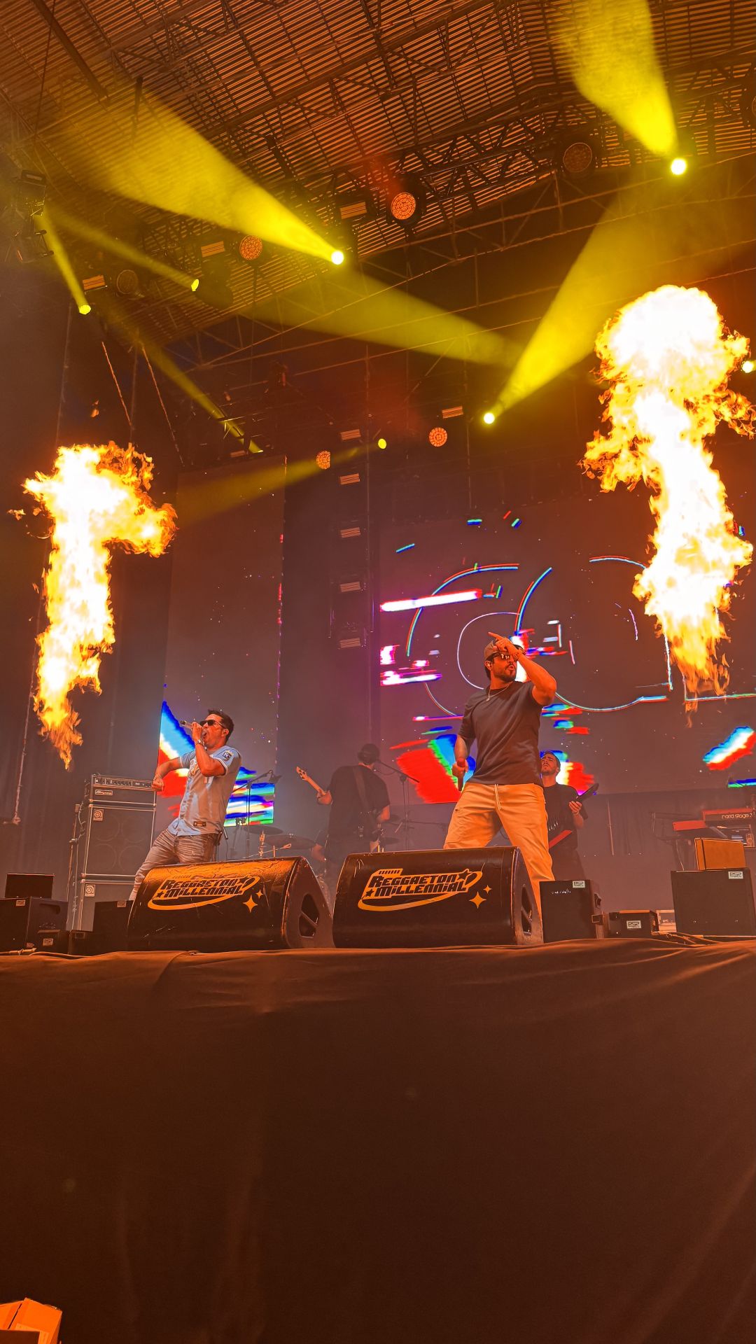 Imagen secundaria 2 - Momentos de la actuación de Juan Magan, Henry Méndez y Cali & el Dandee.