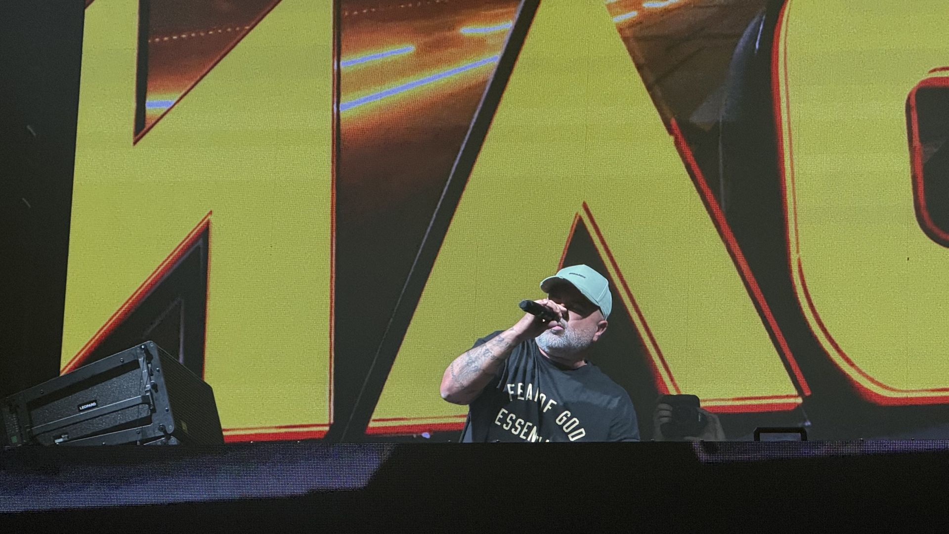 Imagen principal - Momentos de la actuación de Juan Magan, Henry Méndez y Cali & el Dandee.