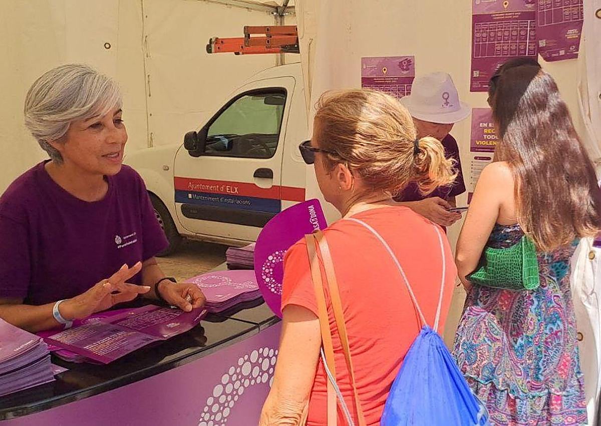 Imagen secundaria 1 - Una mujer da información a otra en el punto violeta
