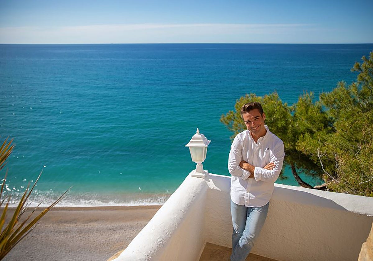 Alejandro Benito en la terraza de uno de los 18 hoteles del grupo Servigroup