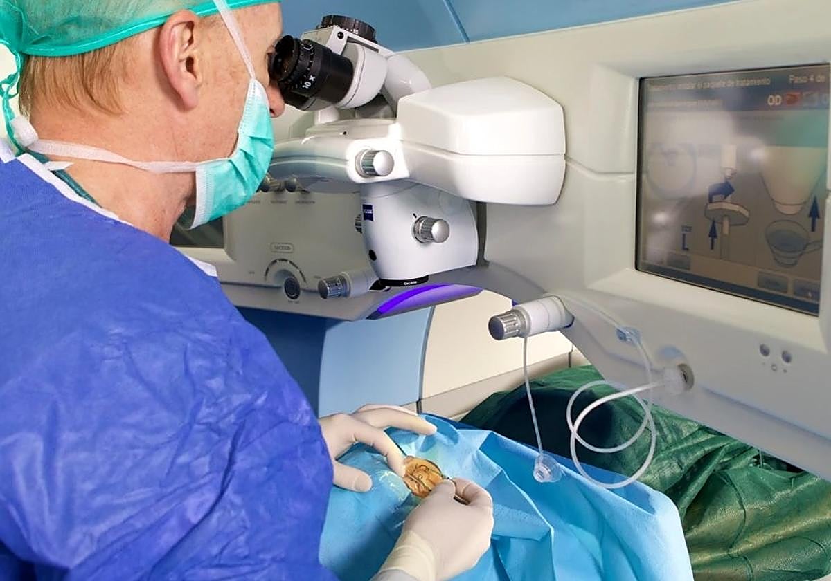 El doctor Jorge Alió durante una internvención oftalmológica.