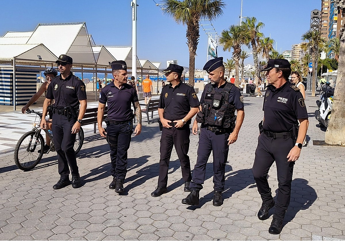 Los agentes galos junto a sus compañeros del CNP