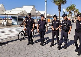 Los agentes galos junto a sus compañeros del CNP