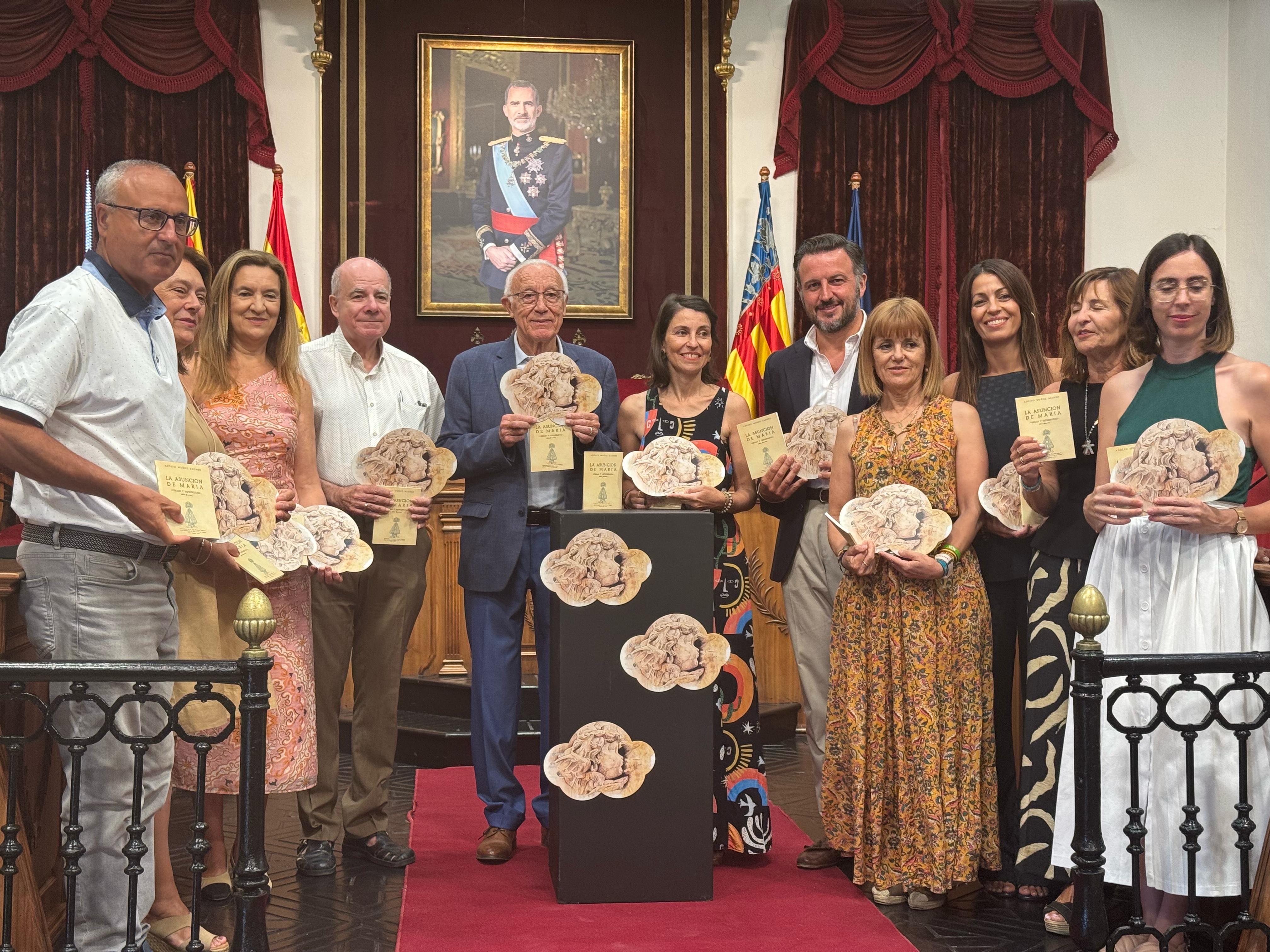 Los autores de las piezas posan junto a ellas