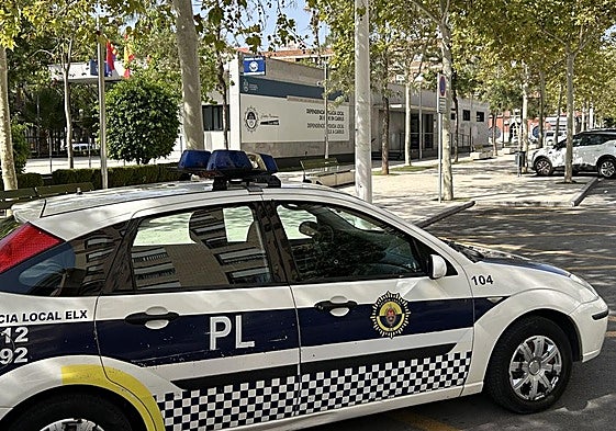 Patrulla de la Policía Local de Elche, frente a la comisaría del cuerpo en el barrio de Carrús