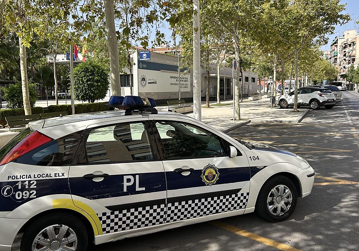 Patrulla de la Policía Local de Elche, frente a la comisaría del cuerpo en el barrio de Carrús