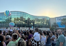 Fiesta celebrada en los aledaños de l'Aljub antes del lanzamiento de la mascletà.