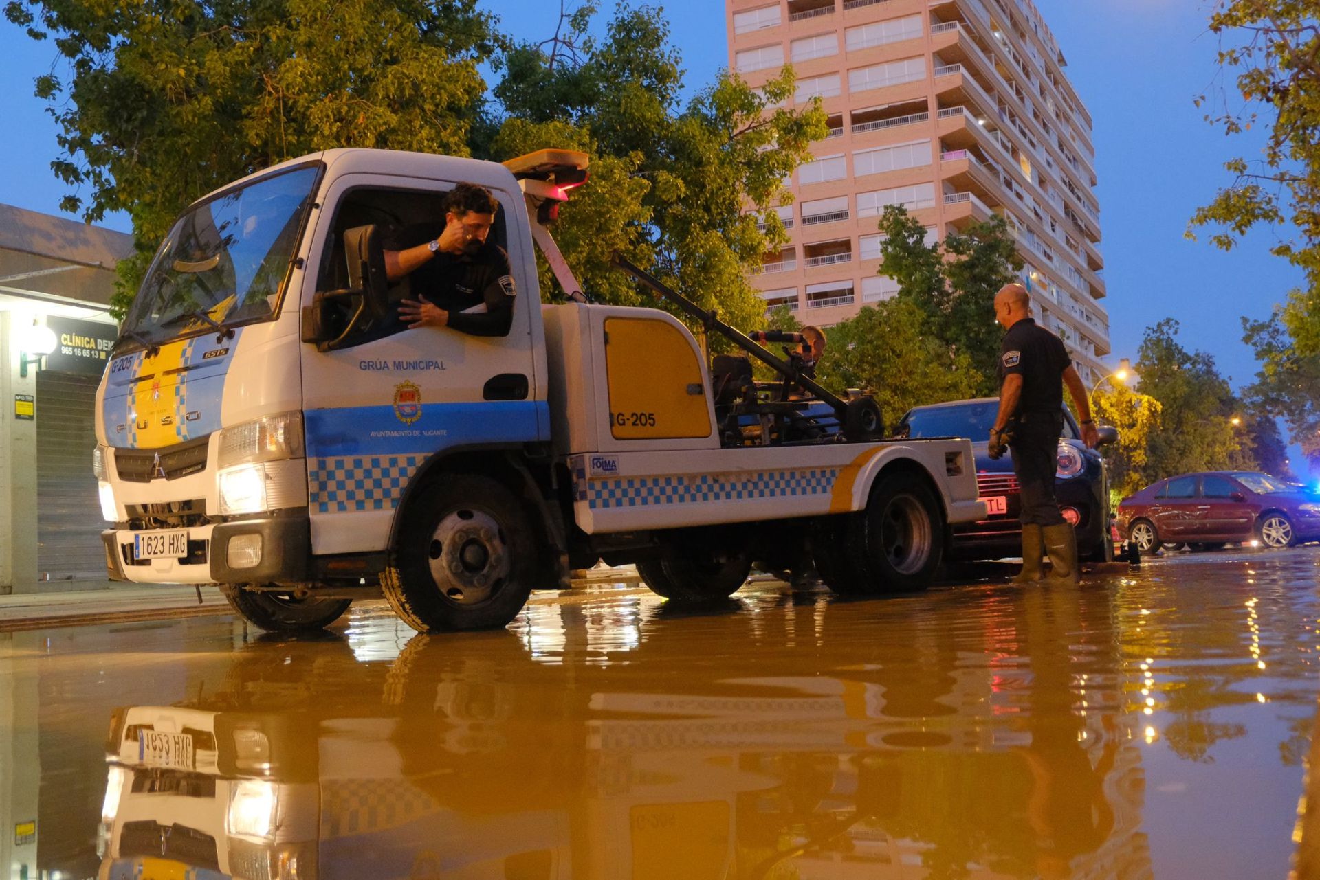 Los servicios de Emergencias retiran los coches en la avenida de Bruselas de Alicante.