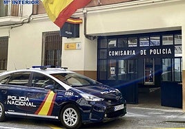 Una patrulla frente a la Comisaría Distrito Alicante-Centro.