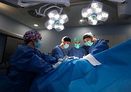 Equipo médico realizando una intervención quirúrgica.