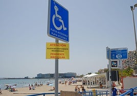 Carteles instalados por Costas.