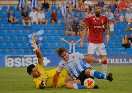 El portero del Real Murcia comete penalti sobre Slavy en el Trofeo Ciudad de Alicante.